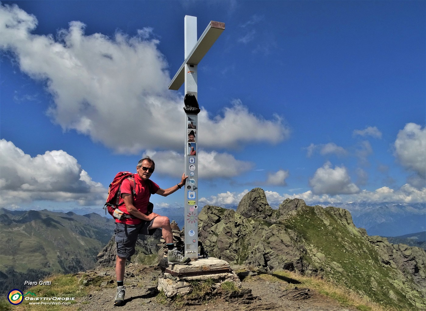 54 Alla croce di vetta di Cima Val Pianella (2349 m).JPG